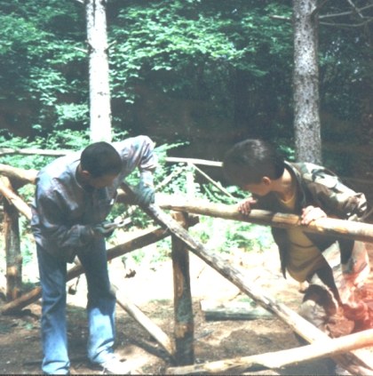 Alcune fasi della costruzione della staccionata in legno di castagno